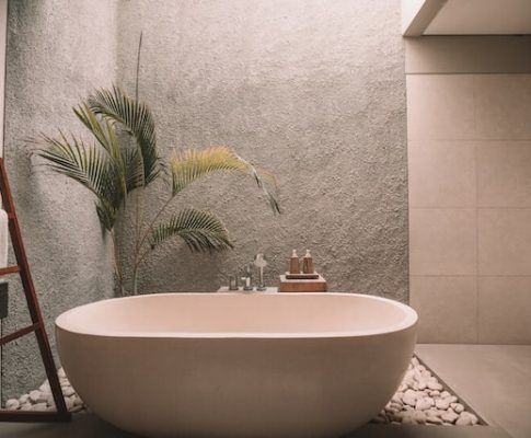 Elementos decorativos relevantes para decorar bien un cuarto de baño